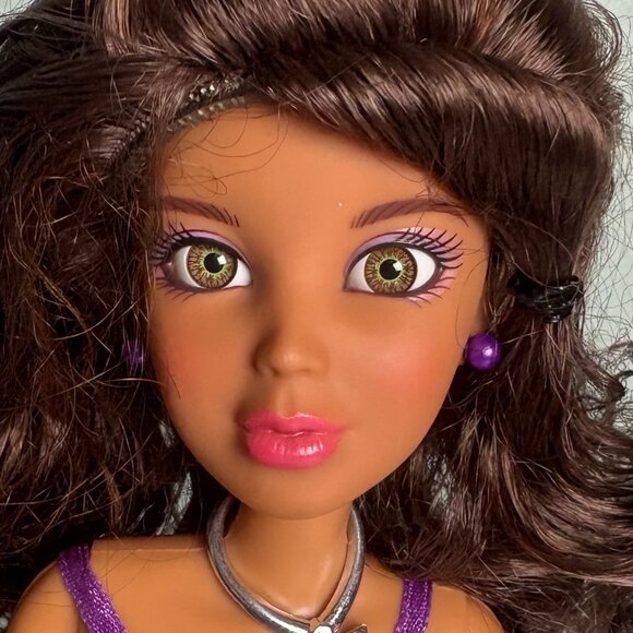 2009 Spin Master Ltd LIV 12" Doll #91023SWMG  Articulated  Brown and Green Eyes - Picture 2 of 4